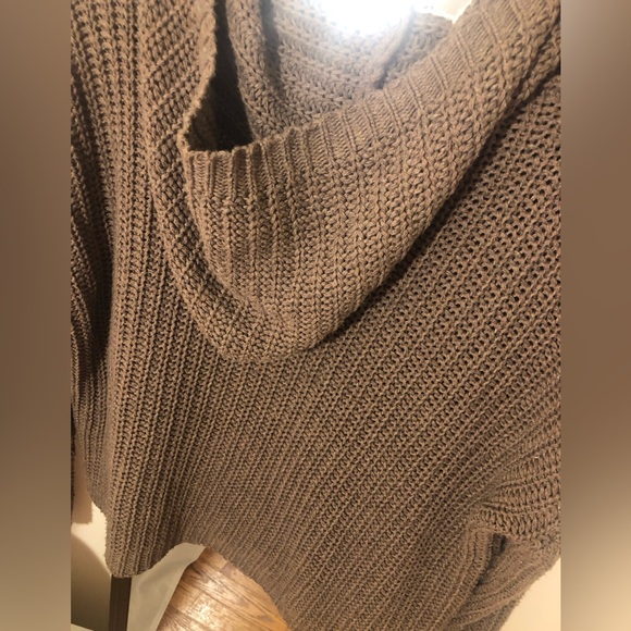 Cute Grey knitted crochet cropped sweater size M, 24 PTP, 21 in long from SHEIN - Picture 5 of 6